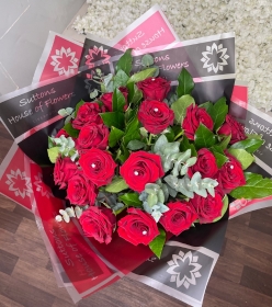 Dreamy 18 Red Roses in Luxe Hatbox