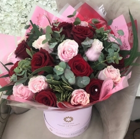 24 Roses in pink and red in luxury hatbox